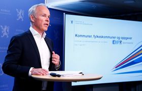 SAMANSLÅINGSKÅT: Statsråd Jan Tore Sanner legger fram kommunereform.