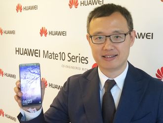 Yanmin Wang, president for forbrukermarkedet i Norden, sentral- og øst-Europa i Huawei, med Mate 10 Pro. Foto: Stian Sønsteng.