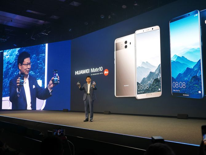 Administrerende direktør Richard Yu i Huawei Consumer Business Group sto for lanseringen av Huawei Mate 10 og Huawei Mate 10 Pro. Kun sistnevnte kommer for salg i Norge. Foto: Stian Sønsteng