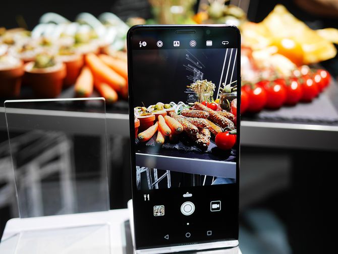 Slik demonstrerer Huawei hvordan Mate 10-modellene kjenner igjen motivet og automatisk velger den aktuelle fotomodus – her for mat. Foto: Stian Sønsteng.