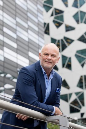 Hansen forteller at i fremtiden vil det komme mer funksjonsbærende glass inn i byggenæringen.