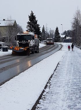 GLATT: Slik så det ut tidlig i ettermiddag opp Sønsterudveien. Kjøreforholdene beskrives som vanskrlige.