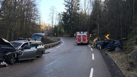 KOLLISJON: Lørdag formiddag kolliderte to biler på Gamle Mossevei, da en av bilene fikk en skrens i en sving. Heldigvis gikk det bra, men en viktig reminder på å ta det med ro på glattføret.