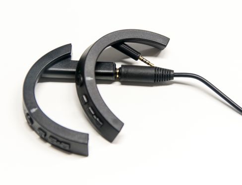 Adapterne er svært kompakte, inneholder batteri nok for åtte timer, og har volum-/spolekontroller og play-/pauseknapp.
