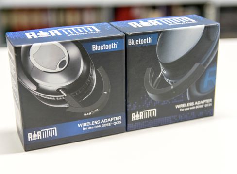 Slik ser eskene ut. Inni finner du AirMod-adapteren og ladekabel som passer. Men med USB i ene enden og mini- eller micro-jack i andre enden er den slett ikke standard.