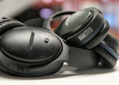 Bose QC25 med AirMod oppå Bose QC35 som er trådløse i utgangspunktet.
