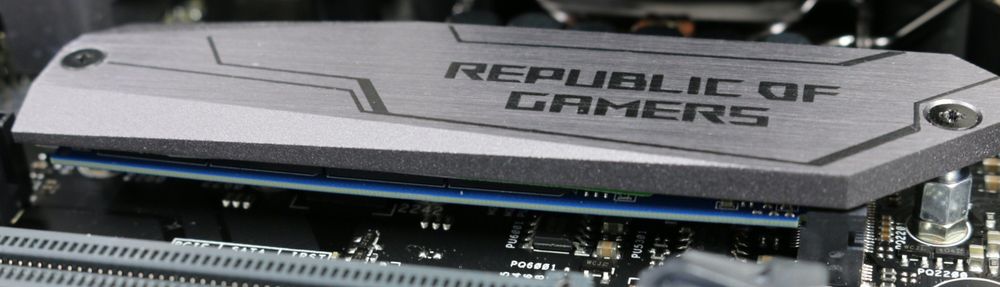 Dette aluminiumsstykket fungerer som kjøleribbe for den ene M.2-SSD-en.