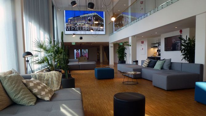 Inngangspartiet hos Ellos Group i Viared vitner om en vital og moderne 70-åring.