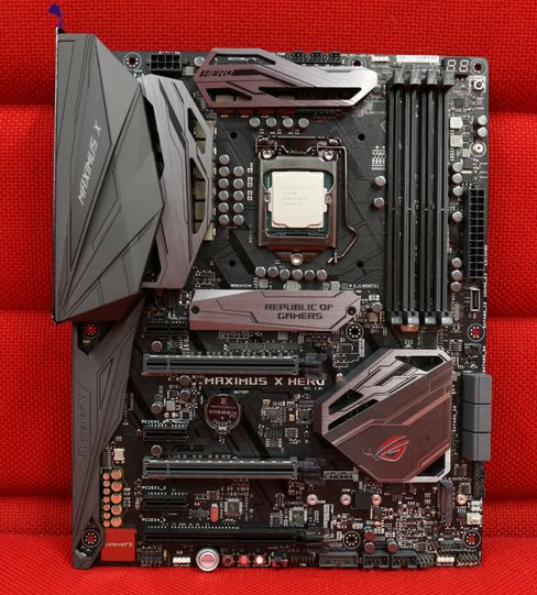 Asus ROG Maximus X Hero med en Core i7-8700K.