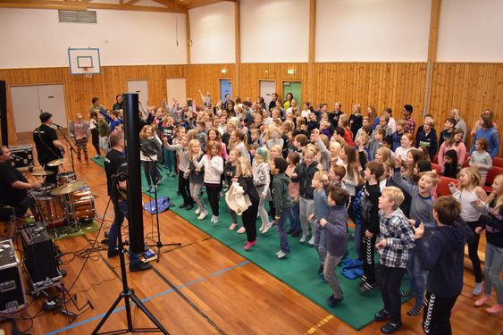 HOPP TIL PLOPP: Hele gymsalen ristet da alle barna hoppet til Plopp!