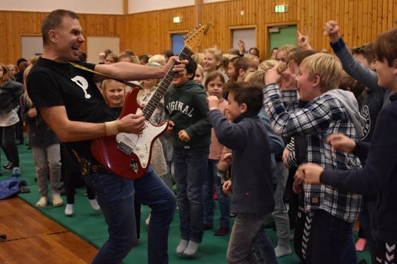 ROCKA FREDAG: Det er ikke lunsjtid ennå, men det er tidenes fredagstemning i gymsalen på Østli skole!