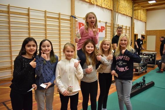ROCKA JENTER: Elisa Marie Radjhi, Anna Røsnes Nilssen, Josefine Haugen, Ingunn Ruud Beylich (oppe), Ane Nilsen Haugvik (under), Flora Charlotte Gautvik Minker, og Tomine Hagelberg. Alle i klasse 5 Rød.