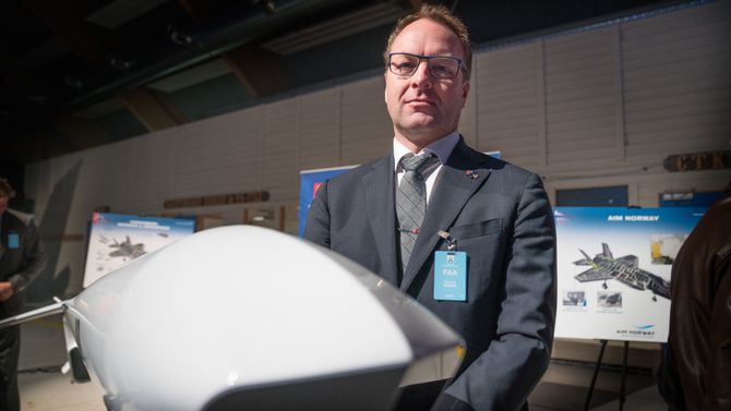 Øyvind Kolset, direktør for missilsystemer i Kongsberg, ved en fullskala JSM-modell utstilt på Ørland.