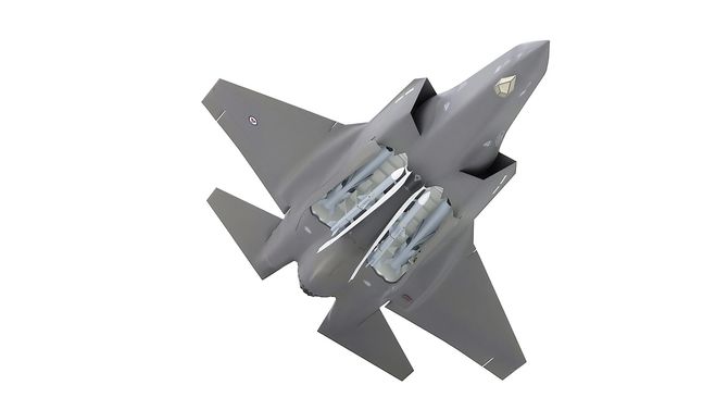 F-35A/C kan bære to JSM internt (i tillegg til fire under vingene). De to andre missilene i våpenrommet er AMRAAM luft-til-luft-missiler.