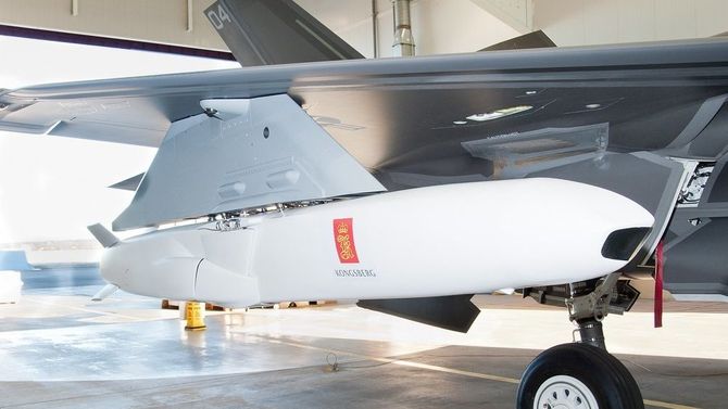 Fra såkalt «fit check» i 2013 der JSM blir festet på F-35s eksterne våpenstasjoner. Dette er for øvrig en B-versjon som ikke kan bære JSM internt.