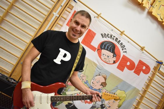 LOKAL ROCKER: Henning Kemp fra Kolbotn har selv vært musikklærer på Østli skole, og er nå tilbake som rocker!