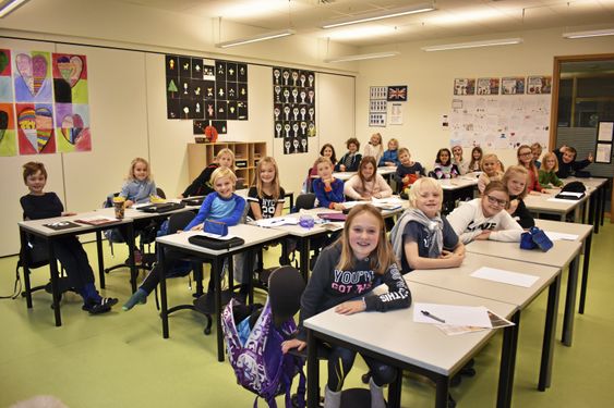 SÅ FILMENE SAMMEN: Klasse 4B ved Tårnåsen skole så alle episodene i «Kroppen min eier Jeg» i klasserommet, og selv om det var litt flaut, synes de det var lærerikt. – De burde ha laget flere episoder! Sier elevene.