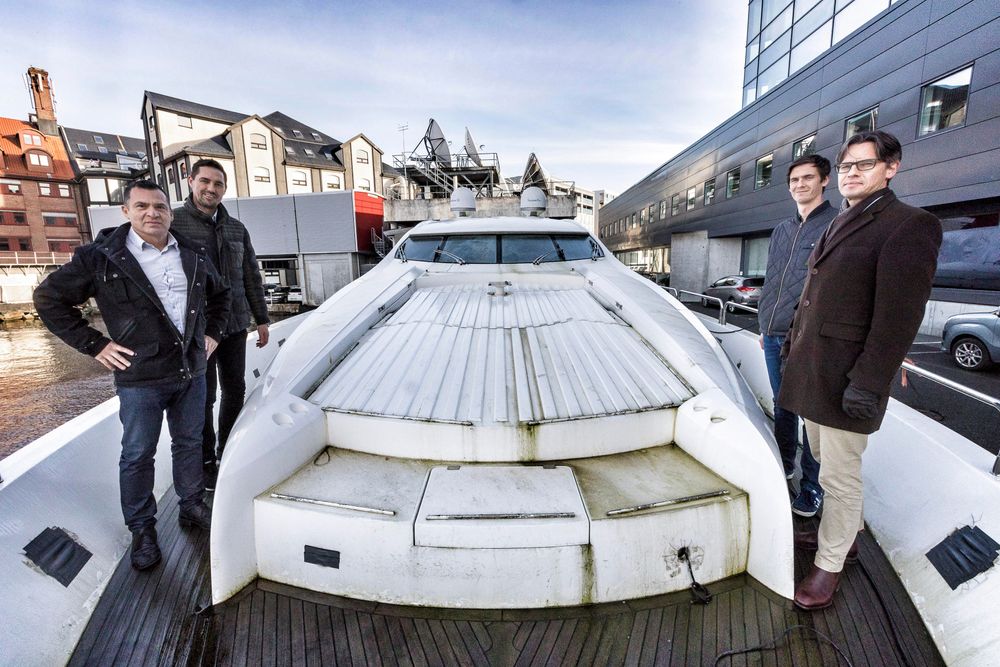 Noen av menneskene bak Hydrogen Viking, båten i bakgrunnen. F.v: Per Erik Berger, daglig leder i Pegi Maritime, Vegard Frihammer, daglig leder i Greenstat, Tjalve Svendsen, forsker ved Prototech og Bernt Skeie, administrerende direktør i Prototech