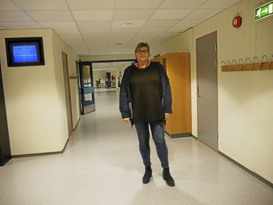 KLAR FOR Å TENKE NYTT: Arbeiderpartiets Merete Bellingmo foreslår å kvitte seg med Fløysbonnbygget og bygge ny skole ved Skogsåsen. – Bedre å bygge nytt enn å flikke med et gammelt bygg, sier hun.
