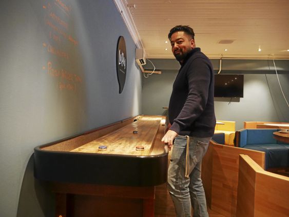 STOLT: Babar Razzaq er tydelig stolt av det nye shuffleboardet.