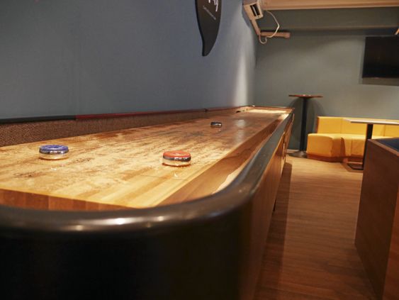GIGANTISK: Da La Paz skulle investere i shuffleboard, holdt det ikke med et minibord!