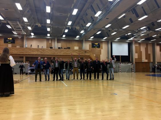 SPRETNE GUBBER: Kolbotns M55 holder koken, og håndball er minst like morsomt som det var «den gang». Fra venstre: Cato Andersen, Jan Arnesen, Tom Starberg, Stein Mamen, Øyvind Olsen, Runar Bauer, Finn Suren, Svein Solberg, Lars Christian Haneborg, Bård Malmo, Dag Lytke. Kjell Johnsen var ikke tilstede da bildet ble tatt.