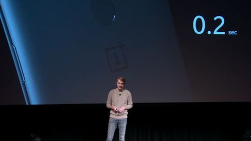 OnePlus 5T har fingerleser på baksiden, og en ansiktslås via frontkameraet. Sistnevnte er ikke god nok til å gi full sikkerhet, så den kan åpne låseskjermen, men ikke ta seg av betalinger og annen sensitiv informasjon.