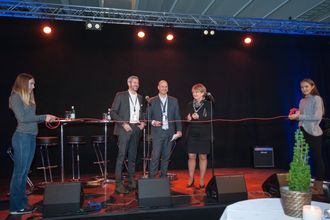 Fra den høytidelige snorklippingen – i dette tilfellet en Ethernet-kabel. Ordfører i Lørenskog, Ragnhild Bergheim står for klippingen.