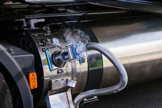 Kjøretøyet har et betydelig lavere støynivå med mindre enn 71 dB. Denne revolusjonerende lastebilen gir transportørene konkurransemessige fordeler ved å kunne tilby virkelig bærekraftig logistikk.