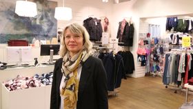 NØGD: Ingunn Bruheim i Freequent, ein av dei fem kles- og skobutikkane som stod bak mannekengarrangementet, var glad for at folk møtte entusiastisk opp på haustens mannekengframsyning.