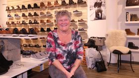 TRIVELEG KVELDSHANDEL: Margunn Hestetun synest det er kjekkare å handla klede og skor når det har vore mannekengframsyning fyrst.