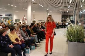 UNG, MEN MED TRE ÅRS FARTSTID FOR ÅRDAL MOTE: Alexandra Natvik Sørli gjekk mannekeng på Årdalsenteret saman med bestemora si fyrste gongen hausten 2014. Den gongen gjekk ho i 8. klasse, no går ho i fyrste klasse på Årdal Vidaregåande skule.