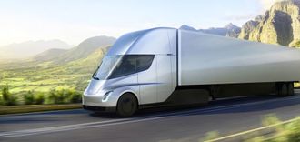 Tesla Semi skal settes i produksjon om to år.