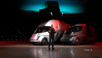 Elon Musk lanserte Teslas lastebil i Los Angeles fredag morgen norsk tid.