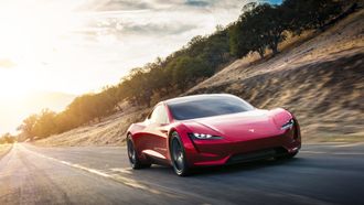 Tesla overrasket med ny bil under lanseringen av lastebilen Tesla Semi.