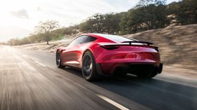Med et batteri på solide 200 kWh skal nye Roadster holde i rundt 1000 kilometer på en lading.
