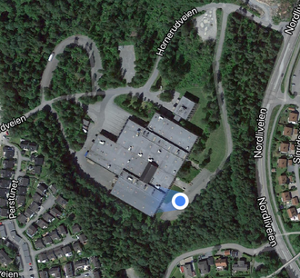 Den gamle bygningen har de siste årene vært brukt til lager, men var tidligere Televerkets gamle telefonfabrikk.
