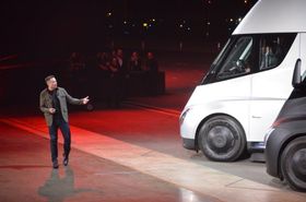 Elon Musk viste frem to nye modeller i dag: En helt ny Roadster og Tesla Semi Truck.