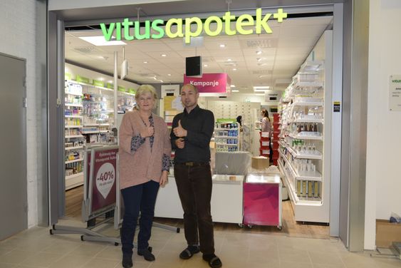 Regionsjef Kristin Ytterbø og apoteker Marcin Szmigiero er klare for å åpne Vitusapotek på Sofiemyr senter