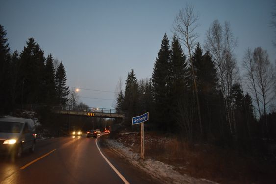 I morges ble dette bildet tatt av Sofiemyrskiltet, som har stått på skeiva i mange dager. Men nå er altså et nytt skilt på vei!