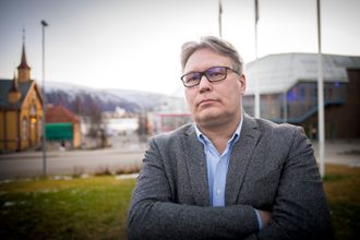 Politisk redaktør Skjalg Fjellheim i Nordlys med utsikt over Tromsø by.