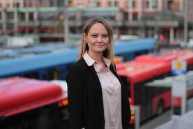 HAR GODE NYHETER: Pressekontakt Cathrine Myhre i Ruter bringer dagens gladnyhet om at det kommer busser med belter på Svartskog snart!