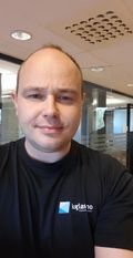 TRIST: Daglig leder i Kolbotn Glass-Service synes det er trist at noen har stjålet en henger.
