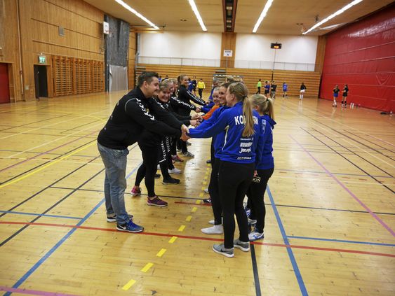 GODE VENNER: Selv om de kniver om poengene, er det god stemning mellom lagene foran helgens oppgjør.