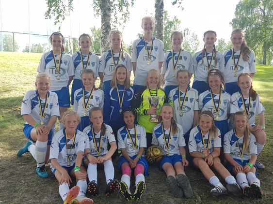 Jentene på J04 etter gull i Arvika-cupen denne sommeren!