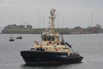 Svitzer Hermod på vei mot kai. De mindre fartøyene som ble observert på skjermen inne i kontrollsenteret befinner seg i bakgrunnen.