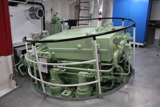 Framdrift og manøvrering besørges av to Schottel SRP 460 Z-drive med fast propell. Der bygget om og gjort i stand til å fungere sammen med DP-utstyret til Rolls-Royce.