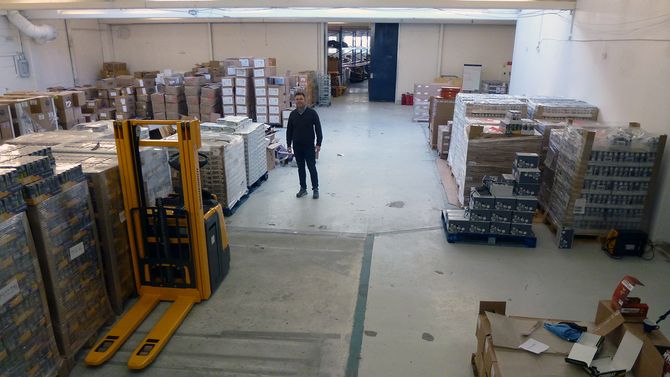 Per William Frøisland sammen med pallevis med Black Friday-varer og selskapets nyinnkjøpte truck. - Vi er mottagelig for navneforslag, sier han.