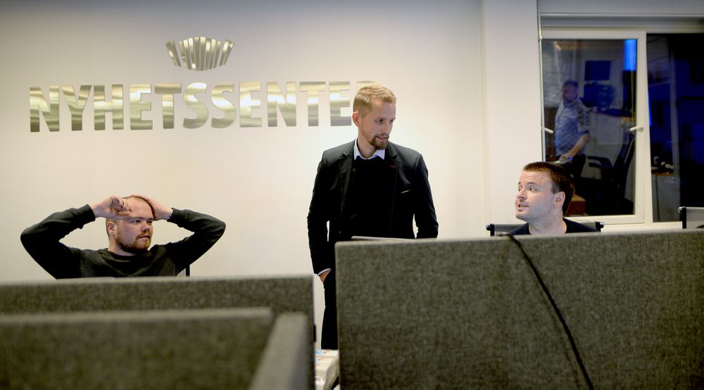Journalistikken har gitt fornyet vekst og optimisme i Nordlys. Sjefredaktør Helge Nitteberg (i midten) har ingen planer om å stoppe veksten. Her på desken, med Jørn Normann Pedersen (t.v.) og Magnus Aamo Holte.