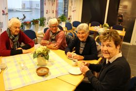 EINE SIDA AV BORDET: På denne sida av bordet sat, f.v, Mari Hjelle, Bodil Moen, Kirsten Larsen og Kristin Moen. Bodil Moen fortalde frå romanen, om prestekona Signe som var glad i dyra på prestegarden, og som kunne med kyr og hadde store kunnskapar om krøter.